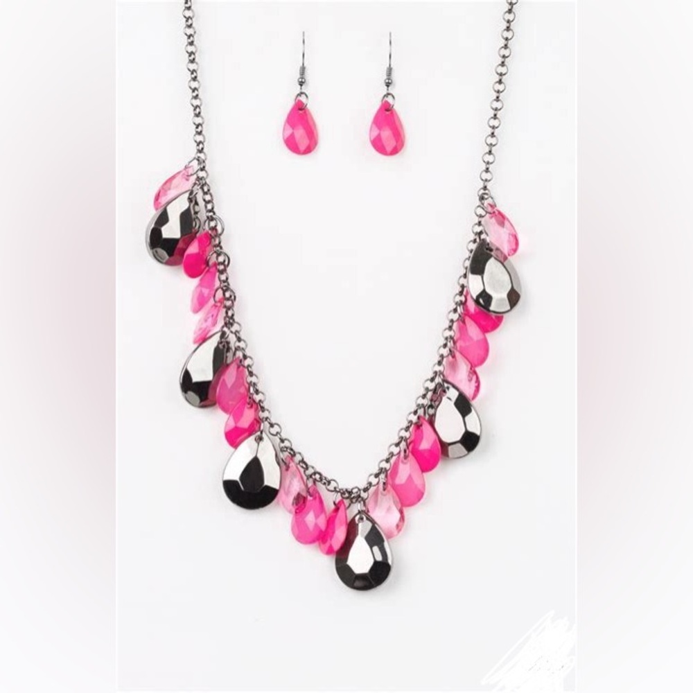 *Short pink and gray hematite teardrop beads necklace.